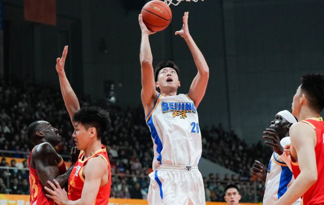 上海飲水機>北京頂薪？600萬先生呼哧帶喘9中2，一戰打沒輪換位置