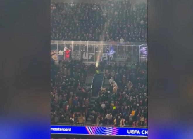 科贝记者：法兰克福球迷往巴萨球迷区投掷杂物甚至发射焰火