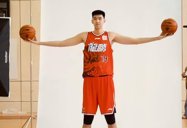 轰6分13板2帽！2米26中锋换队后打成主力核心，早该离开广东？