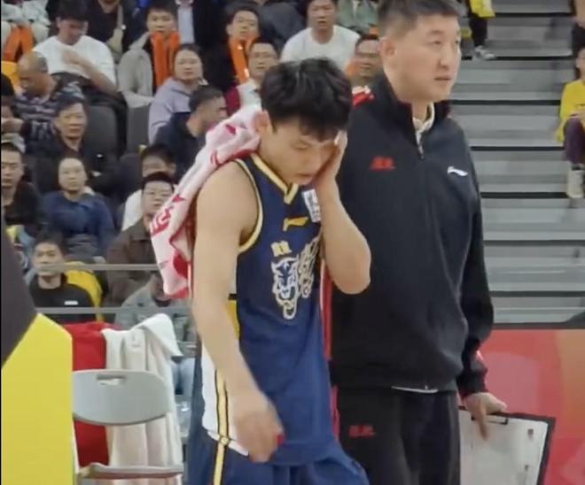 媒体人：徐杰受伤后前往医院进行缝针，并表示希望回到比赛