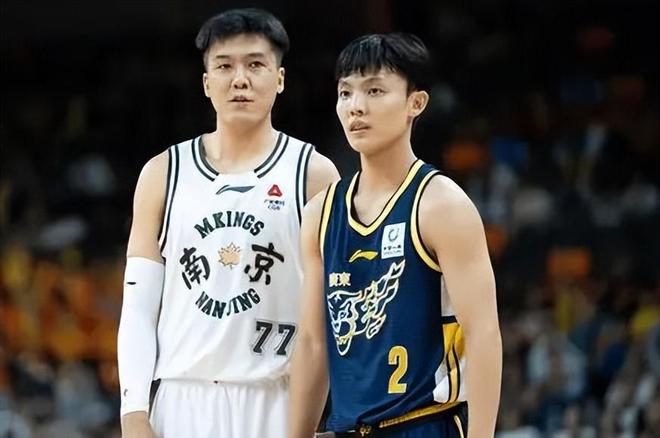 CBA又出一顶级后卫！打广东狂砍42+6+8，球迷：这进不了国家队？