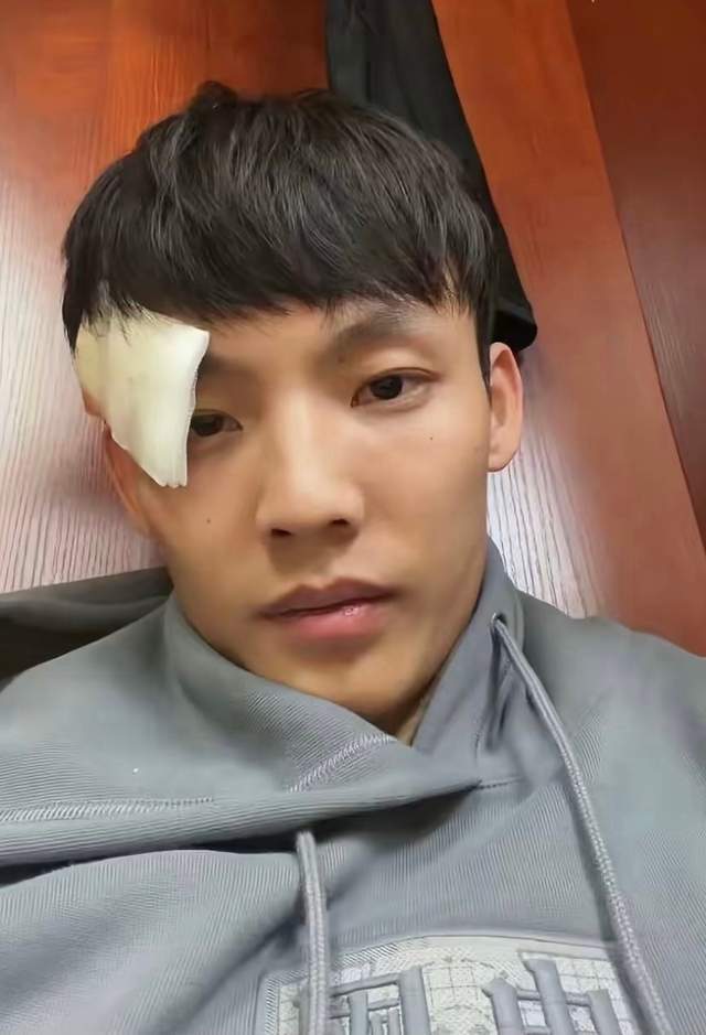 媒体人：徐杰受伤下场广东1号位就无人可用，国内后卫线是软肋