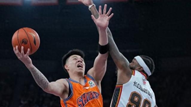 新赛季开门红！上海久事男篮主场战胜吉林队