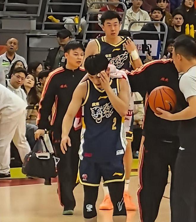 广东3消息！徐杰最新伤情，杜锋批评年轻球员，胡明轩令人失望