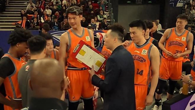 0分，又是0分，两场怒砍0分+上空篮三不沾，35岁高薪锋将坑惨卢伟