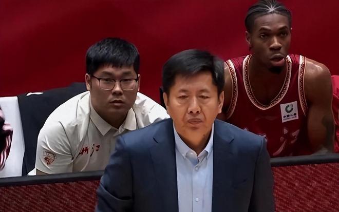 丁伟：虽然最后阶段外援战术让人迷糊，但用新人方面，还是有功的