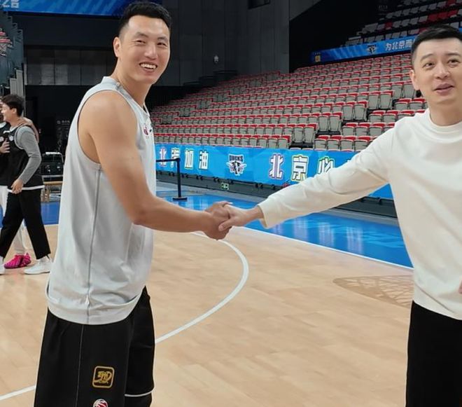 北京备战辽宁！翟晓川打趣杨鸣，赵睿被熊抱，许利民采访全力以赴