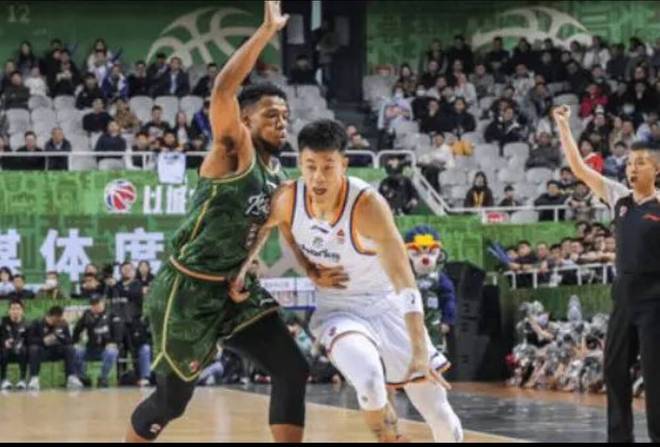 上海男篮输球揪出最大毒瘤！他上场12分钟 投篮4中0 上空篮都不进