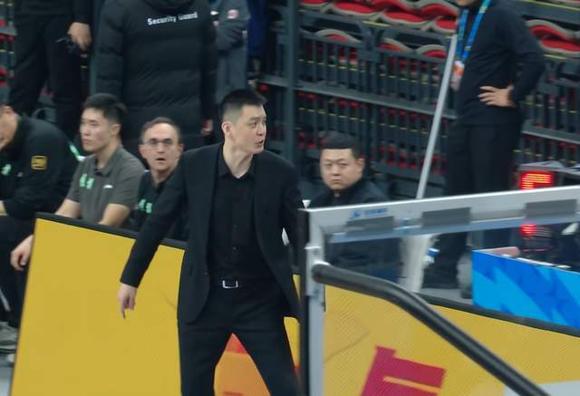 罚球31-19！犯规19-23！杨鸣连吃2T，陈盈骏连罚6球，裁判干啥呢