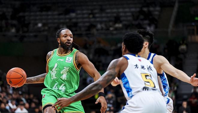 双向奔赴！威尔斯薪水曝光，拒绝高薪加盟辽宁男篮