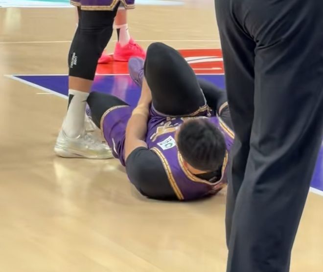 北控遭噩夢！沈梓捷90度崴腳，現場大喊“響了”，送醫照片曝光！