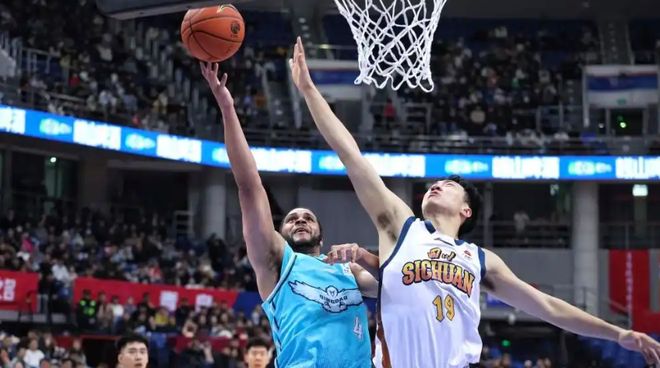 青島男籃99比88戰勝同曦，韋瑟斯龐狂砍56分，國內球員僅得11分！