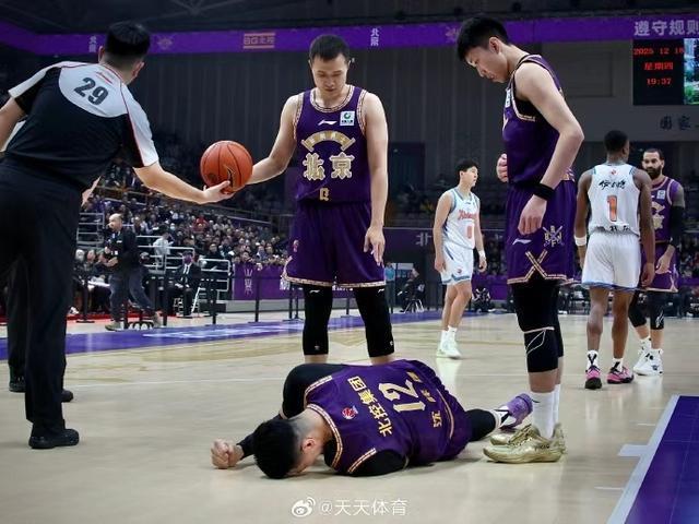 CBA｜沈梓捷意外受傷離場 北控男籃主場遭遇賽季首敗