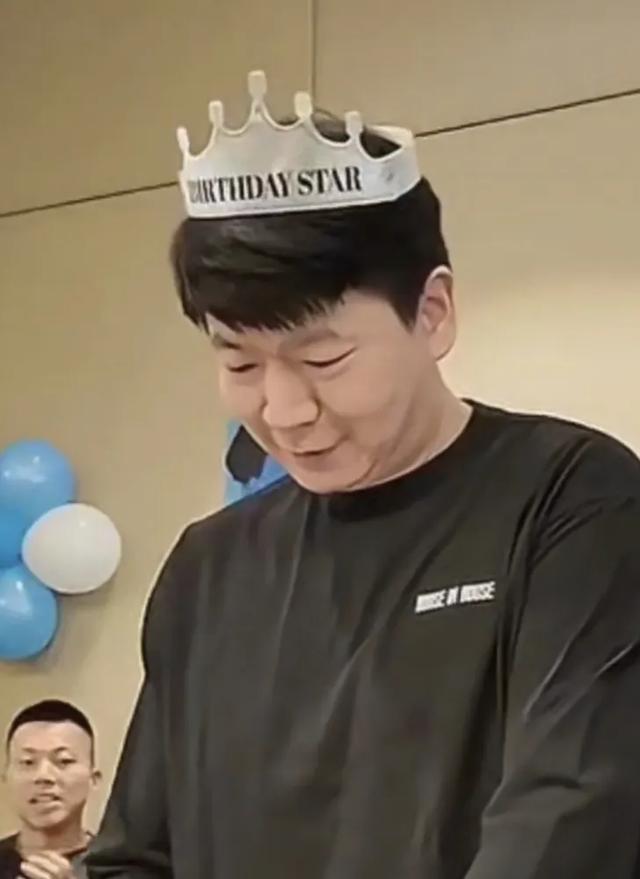 蛋糕映压力 责任扛肩头——邱彪42岁生日直面山东高速男篮困局