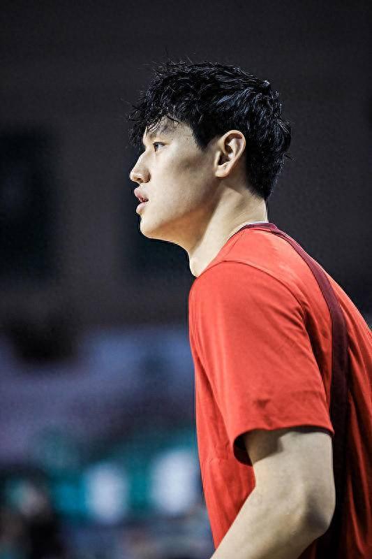 曾凡博三年顶薪续约首钢回归CBA