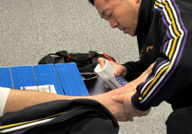 输山东发布会！张庆鹏亲承仍在找状态，肘子吃止痛药，防守存差距