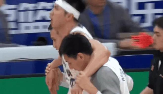 北控太惨！沈梓捷刚遭严重伤势，邹雨宸也崴脚，仅剩杜伯超能用了