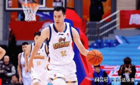 CBA又出笑话！一球队得53分输31分，三分球20中1，球迷: 快解散吧