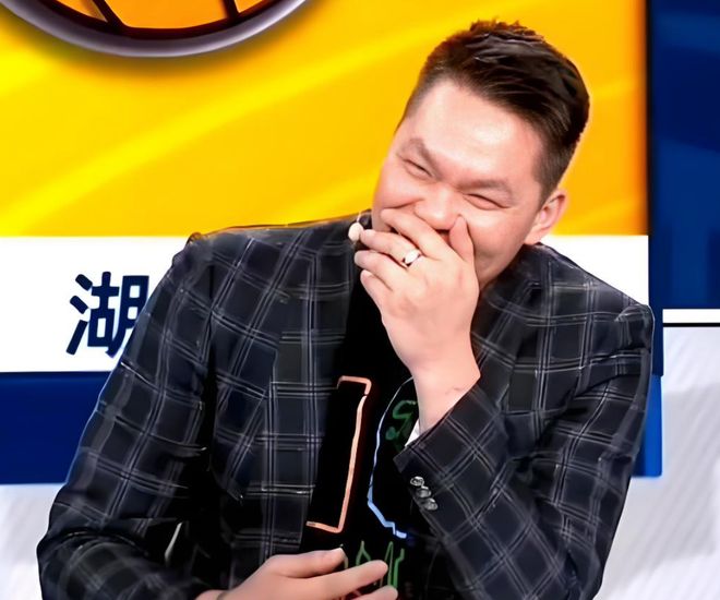 600万中锋！0篮板，4投0中，广东球迷：好在朱芳雨没签他