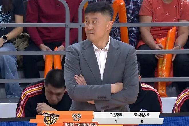 广东男篮送青岛首败，两大优势明显，徐杰17+6+6奎因22+9攻守全能