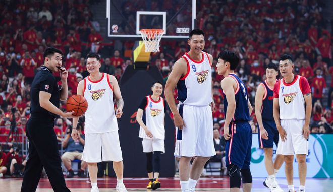 何去何从？易建联悄然现身女篮训练场地 深耕青训才是出路