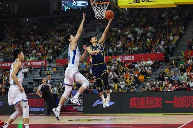 广东男篮赢球又迎好消息，杜锋爱徒暴砍27+14+4帽，朱芳雨留一手