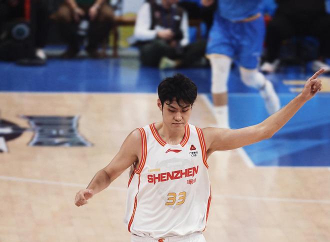 三分绝杀！中国男篮又一21岁前锋崛起：场均17+6，郭士强重用他？