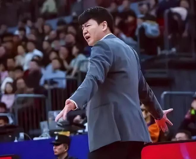 山东男篮主场输球太可惜，主教练关键时刻屡出昏招，球迷无法理解