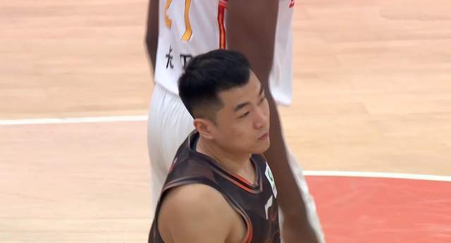 山东男篮遭绝杀，克里斯30+9独木难支 陈林坚出手2次 3外援不够用