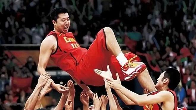 他不经常露面，但他从未离开！入选国际篮联名人堂，王治郅获得殊荣背后的故事