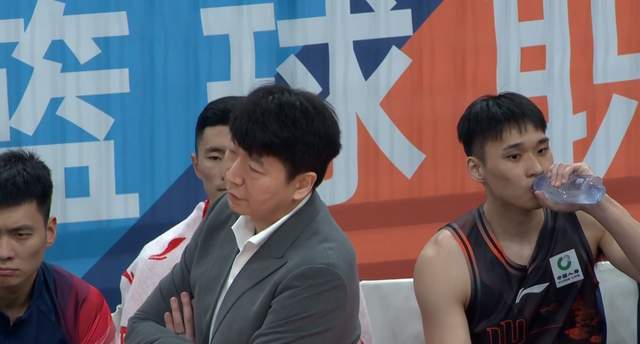 邱彪选错战术核心，用人随机 高诗岩只是蓝领 山东男篮外援需调整