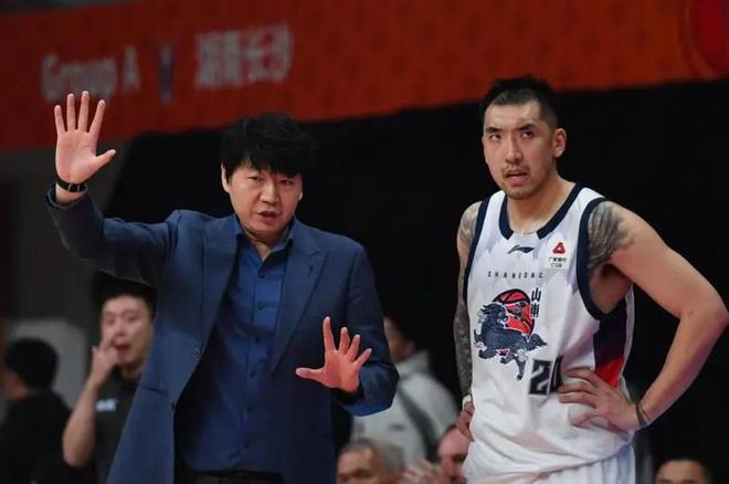 山东男篮不敌深圳，高诗岩19秒四次犯错，邱彪被喊下课，问题明显
