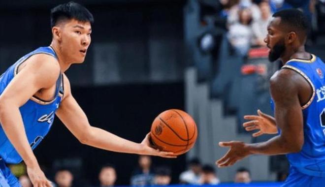 拿600万顶薪，场均不到2分，不仅有范子铭还有他