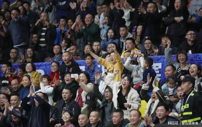 真爱啊！球队5连败，场均输27分，票价还死贵，现场却座无虚席