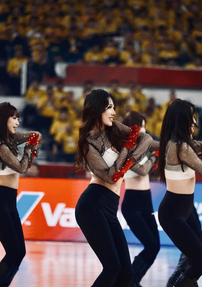 山西男篮主场封神！这支甜妹啦啦队，才是赛场该有的样子