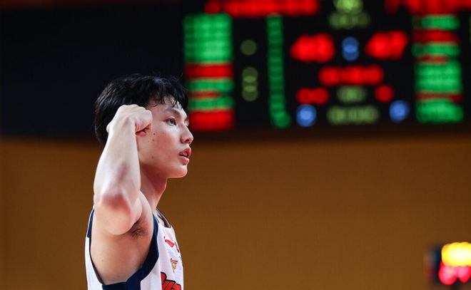 5连胜广东传来2好3坏消息！胡明轩伤情正式确认，新的隐患出现