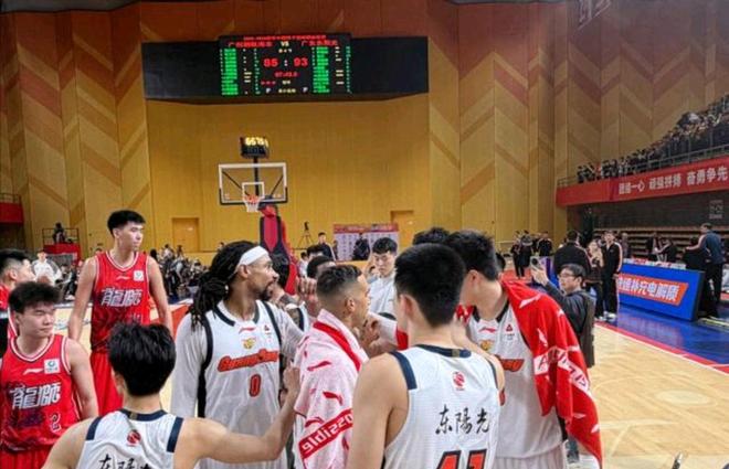 萨林杰轰32+10率广东德比告捷 徐杰砍20分力挫广州