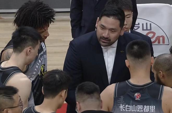 吉林男篮力克北控，豪取赛季四连胜 栾利程22分大爆发 廖三宁14+9