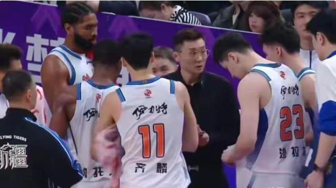 新疆男篮主场惨败青岛，12人中至少有5人是混子，刘炜咋带的啊