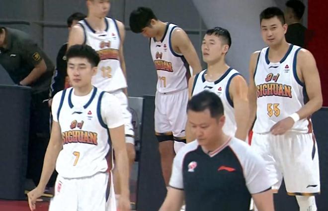 随着新疆惨败青岛，深圳送四川6连败，CBA积分榜：2大黑马升前四