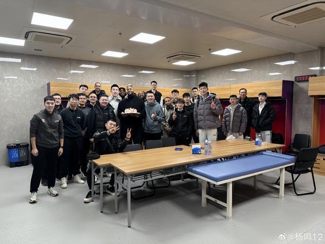 杨鸣为莫兰德庆生：他在场的兢兢业业和生活中的幽默风趣令人印象深刻