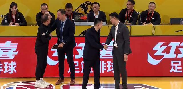 杨鸣睿智！打不过就放弃，辽篮输广厦32分，王岚钦哑火，新援0分