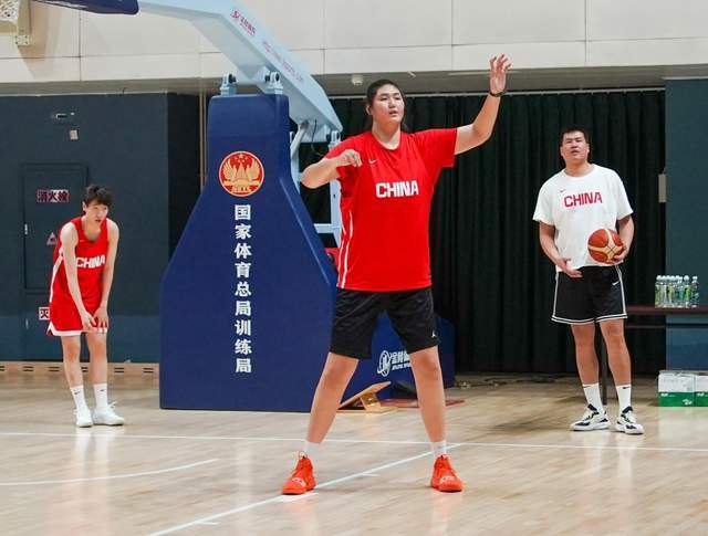 中国女篮“特训营”最新画面出炉：2米26张子宇领衔，宫鲁鸣带队
