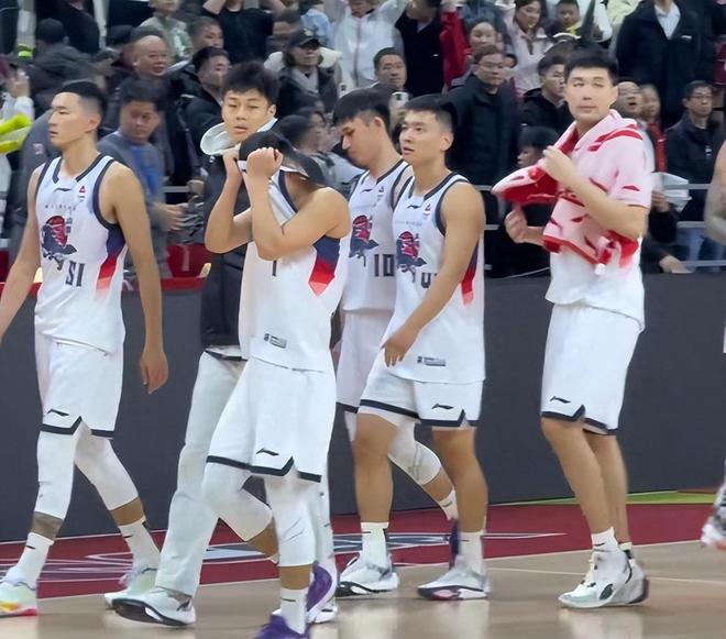 战广东，山东男篮5名后卫轮番上场，全场比赛居然一分没得