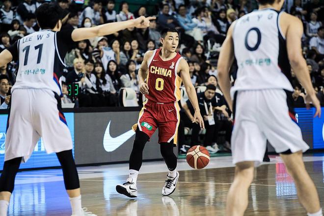 0分VS22分，国家队首发后卫遭徐杰完爆，媒体人：进攻一言难尽