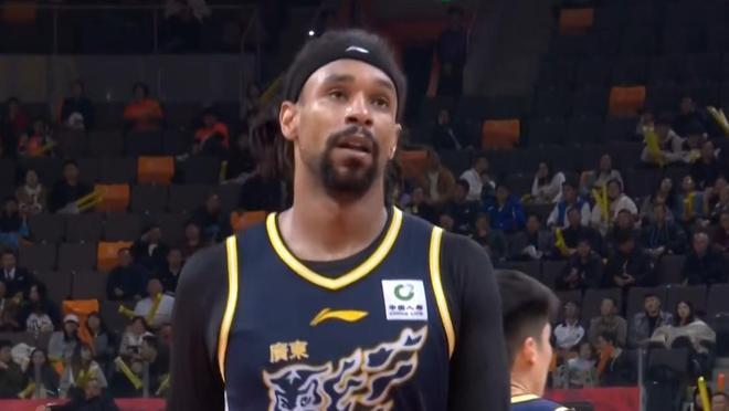 广东险胜山东！赛后数据一目了然，不是萨林杰，最大功臣是他