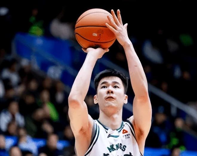 郭昊文又杀疯！轰21+6助送劈扣，末节腰部不适下场，同曦没他不行