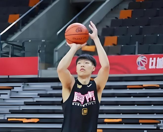 广东队迎来一个坏消息！2米05锋线悍将重伤 本赛季提前报销