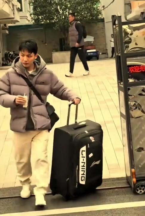 广东队兵发山西！胡明轩跟队 萨林杰超多行李 李奕臻露面