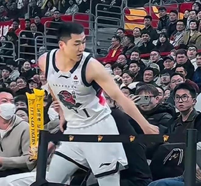 惨遭打爆！徐杰22分高诗岩0分，京媒疯狂挖苦，顶薪天价合同浪费